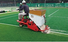 サンドスプレッダーによる目砂の散布・充填